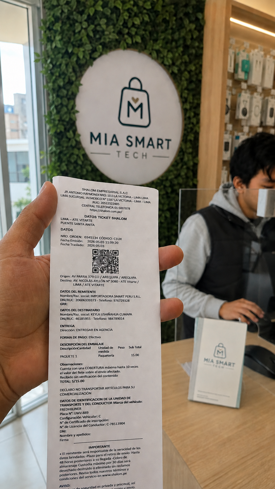 Comprobante de envío preparado en el mostrador de la tienda MIA SMART TECH